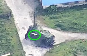 Дрон-камікадзе влучає у новітню російську цифрову радіорелейну станцію Р-416ГМ. ВIДЕО Дрон-камікадзе-влучає-у-новітню-російську-цифрову-радіорелейну-станцію-Р-416ГМ.-ВiДЕО