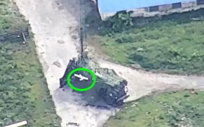 Дрон-камікадзе влучає у новітню російську цифрову радіорелейну станцію Р-416ГМ. ВIДЕО Дрон-камікадзе-влучає-у-новітню-російську-цифрову-радіорелейну-станцію-Р-416ГМ.-ВiДЕО