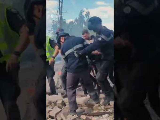 Врятували жінку з-під завалів у Кривому Розі (ВІДЕО) Врятували жінку з-під завалів у Кривому Розі (ВІДЕО)