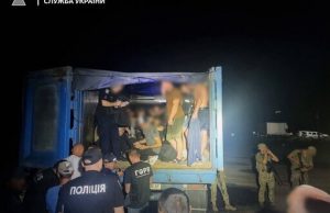41 чоловік у причепі: На кордоні з Молдовою затримано вантажівку. ВІДЕО+ФОТО 41-чоловік-у-причепі:-На-кордоні-з-Молдовою-затримано-вантажівку.-ВІДЕО+ФОТО