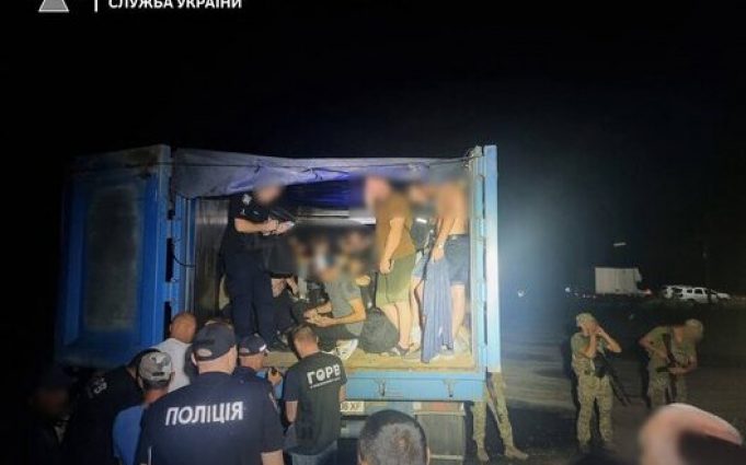 41 чоловік у причепі: На кордоні з Молдовою затримано вантажівку. ВІДЕО+ФОТО 41-чоловік-у-причепі:-На-кордоні-з-Молдовою-затримано-вантажівку.-ВІДЕО+ФОТО