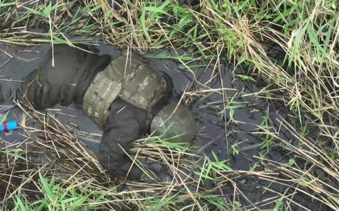 Перед ліквідацією окупант лежить у болоті на Авдіївському напрямку. ВIДЕО Перед-ліквідацією-окупант-лежить-у-болоті-на-Авдіївському-напрямку.-ВiДЕО