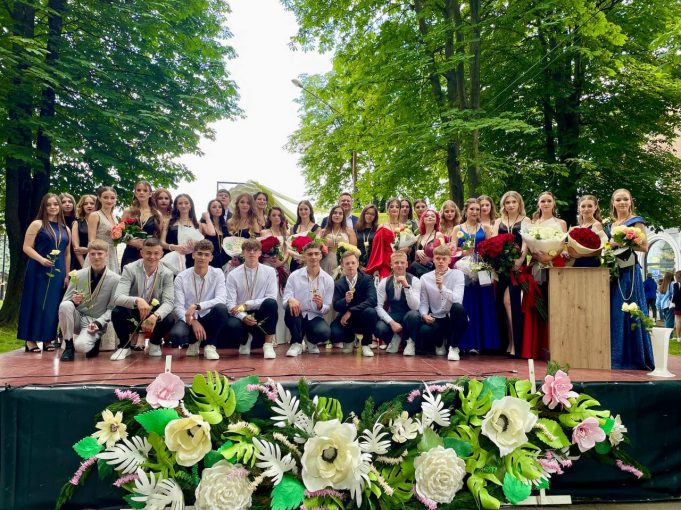 У Нововолинську нагородили випускників-медалістів 2024 року У-Нововолинську-нагородили-випускників-медалістів-2024-року