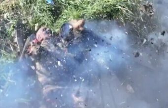 Оператор дрона-камікадзе прямим влучанням знищує окупанта. ВIДЕО 18+ Оператор-дрона-камікадзе-прямим-влучанням-знищує-окупанта.-ВiДЕО-18+