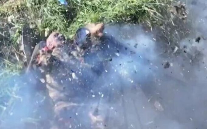 Оператор дрона-камікадзе прямим влучанням знищує окупанта. ВIДЕО 18+ Оператор-дрона-камікадзе-прямим-влучанням-знищує-окупанта.-ВiДЕО-18+