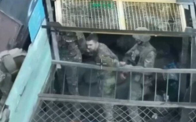 Бійці затрофеїли ворожий танк та полонили його екіпаж. ВIДЕО Бійці-затрофеїли-ворожий-танк-та-полонили-його-екіпаж.-ВiДЕО