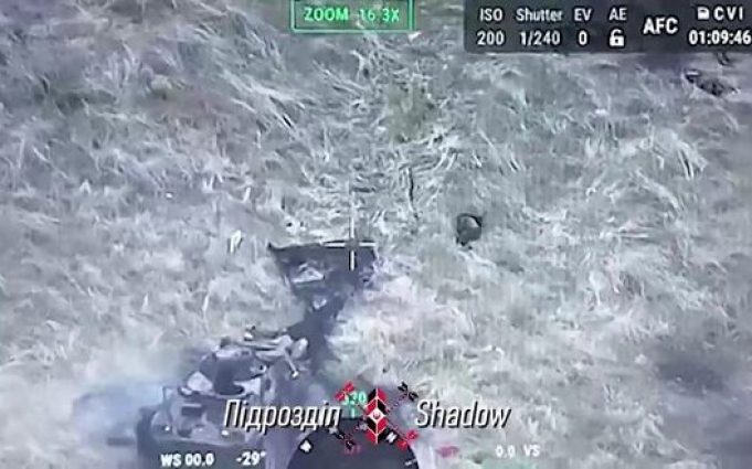 Дрон-камікадзе нищить російську БРДМ-2 із десантом на Донеччині. ВIДЕО Дрон-камікадзе-нищить-російську-БРДМ-2-із-десантом-на-Донеччині.-ВiДЕО