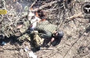 Окупант горить від удару БпЛА серед трупів інших російських загарбників. ВIДЕО 18+ Окупант-горить-від-удару-БпЛА-серед-трупів-інших-російських-загарбників.-ВiДЕО-18+