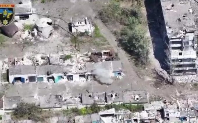 Аеророзвідники знищили позиції окупантів у місті Часів Яр на Донеччині. ВIДЕО Аеророзвідники-знищили-позиції-окупантів-у-місті-Часів-Яр-на-Донеччині.-ВiДЕО