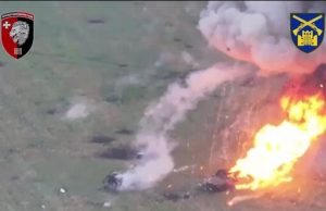 Російська БМП підірвалась разом із десантом на броні на Лиманському напрямку. ВIДЕО Російська-БМП-підірвалась-разом-із-десантом-на-броні-на-Лиманському-напрямку.-ВiДЕО