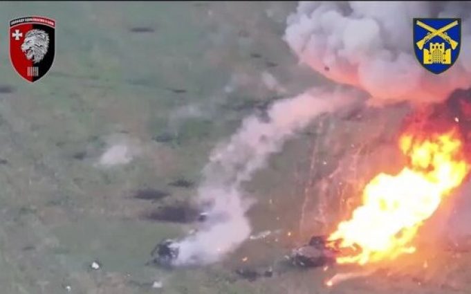 Російська БМП підірвалась разом із десантом на броні на Лиманському напрямку. ВIДЕО Російська-БМП-підірвалась-разом-із-десантом-на-броні-на-Лиманському-напрямку.-ВiДЕО