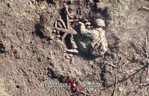 Дрон-камікадзе ліквідував російського солдата, який прикидався мертвим. ВIДЕО Дрон-камікадзе-ліквідував-російського-солдата,-який-прикидався-мертвим.-ВiДЕО