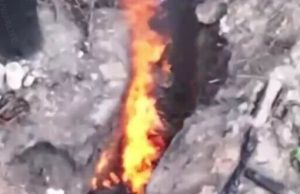Росіянин горить в окопі після удару дрона. ВIДЕО Росіянин-горить-в-окопі-після-удару-дрона.-ВiДЕО