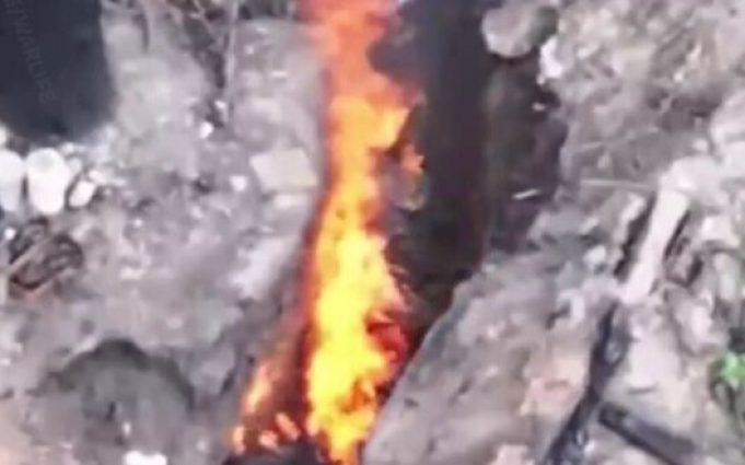 Росіянин горить в окопі після удару дрона. ВIДЕО Росіянин-горить-в-окопі-після-удару-дрона.-ВiДЕО