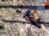 Тіло окупанта горить від скиду боєприпасу бійців 30 ОМБр. ВIДЕО Тіло-окупанта-горить-від-скиду-боєприпасу-бійців-30-ОМБр.-ВiДЕО