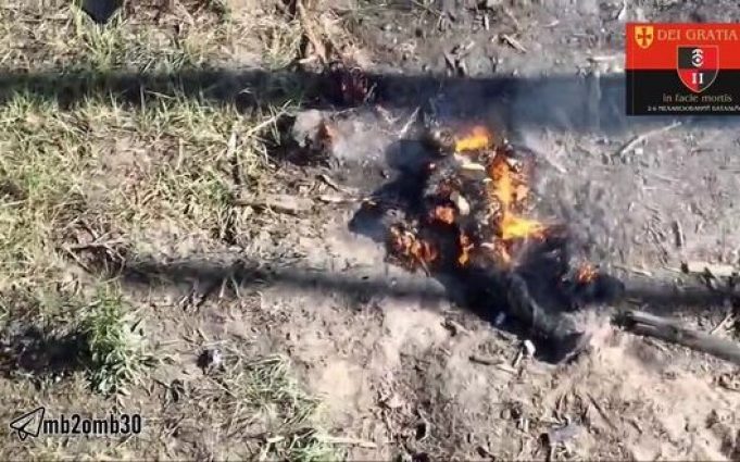 Тіло окупанта горить від скиду боєприпасу бійців 30 ОМБр. ВIДЕО Тіло-окупанта-горить-від-скиду-боєприпасу-бійців-30-ОМБр.-ВiДЕО