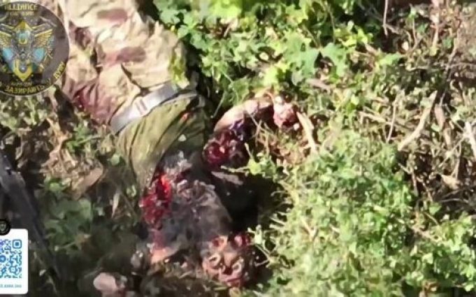 Росіянина розірвало на частини після влучання боєприпасу. ВIДЕО 18+ Росіянина-розірвало-на-частини-після-влучання-боєприпасу.-ВiДЕО-18+
