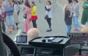 Пасажири автобуса перекрили рух трасою на Львівщині, оскільки водія забрали до ТЦК: У нього не... Пасажири-автобуса-перекрили-рух-трасою-на-Львівщині,-оскільки-водія-забрали-до-ТЦК:-У-нього-не.