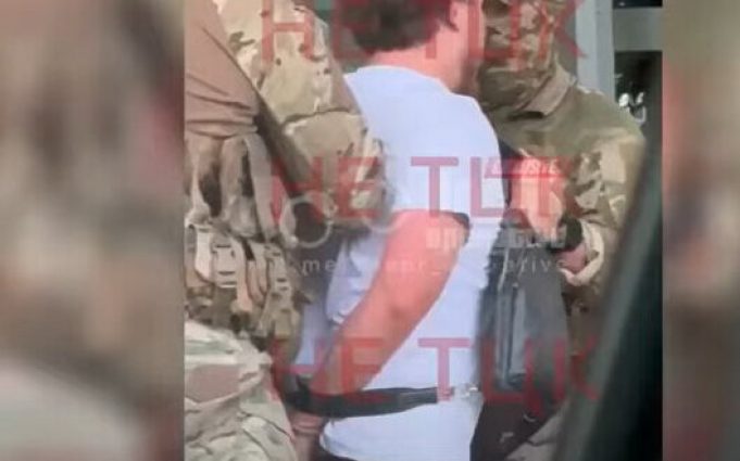 Невідомі в формі напали на добровольця Krakenа Павлова у Дніпрі. У соцмережах пишуть, що це... Невідомі-в-формі-напали-на-добровольця-krakenа-Павлова-у-Дніпрі-У-соцмережах-пишуть,-що-це.
