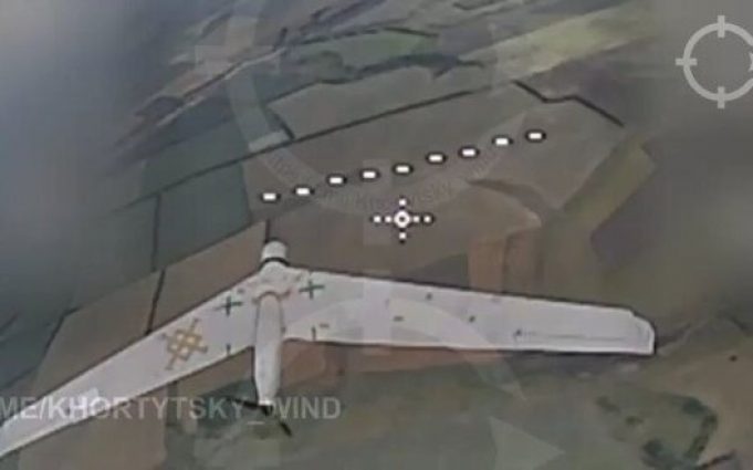 Дрон-камікадзе знищує у повітрі ворожий розвідувальний БПЛА типу Zala. ВIДЕО Дрон-камікадзе-знищує-у-повітрі-ворожий-розвідувальний-БПЛА-типу-zala.-ВiДЕО