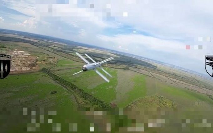 FPV-дрон збиває ударний російський БПЛА “Lancet”. ВIДЕО fpv-дрон-збиває-ударний-російський-БПЛА-“lancet”.-ВiДЕО