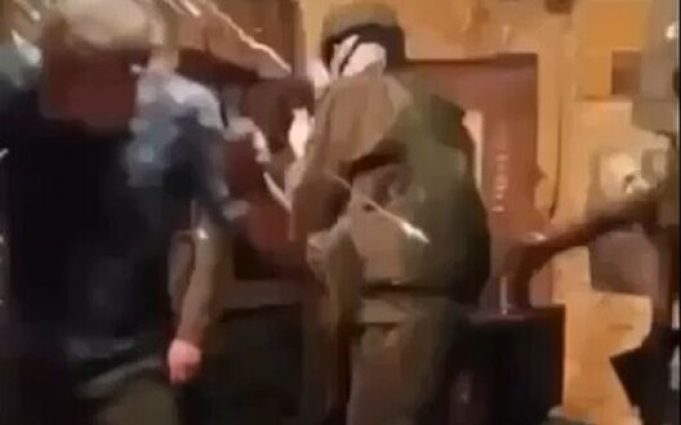 Артилерійська міна прилітає у бліндаж з російськими строковиками на Бєлгородщині. ВIДЕО Артилерійська-міна-прилітає-у-бліндаж-з-російськими-строковиками-на-Бєлгородщині.-ВiДЕО