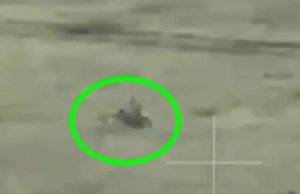 Окупант на мотоциклі розчиняється у повітрі після наїзду на протитанкову міну. ВIДЕО Окупант-на-мотоциклі-розчиняється-у-повітрі-після-наїзду-на-протитанкову-міну.-ВiДЕО