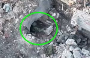 Удар дрона-камікадзе поховав заживо у погребі п’ятьох окупантів. ВIДЕО Удар-дрона-камікадзе-поховав-заживо-у-погребі-п’ятьох-окупантів.-ВiДЕО