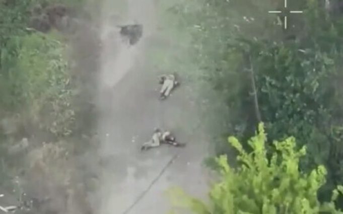 Знищення двох російських окупантів у Вовчанську бійцями бригади “Лють”. ВIДЕО Знищення-двох-російських-окупантів-у-Вовчанську-бійцями-бригади-“Лють”.-ВiДЕО