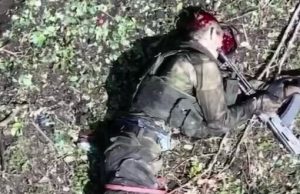 Російський солдат вистрілив собі в голову з автомата біля Вовчанська. ВIДЕО Російський-солдат-вистрілив-собі-в-голову-з-автомата-біля-Вовчанська.-ВiДЕО