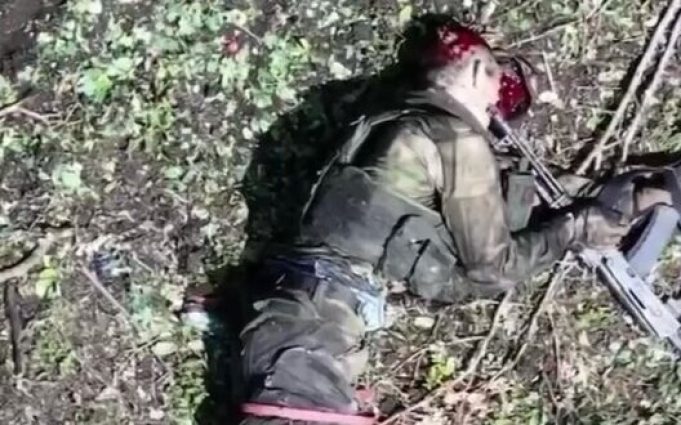 Російський солдат вистрілив собі в голову з автомата біля Вовчанська. ВIДЕО Російський-солдат-вистрілив-собі-в-голову-з-автомата-біля-Вовчанська.-ВiДЕО