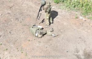 Окупант застрелив пораненого товариша на Запоріжжі. ВIДЕО Окупант-застрелив-пораненого-товариша-на-Запоріжжі.-ВiДЕО