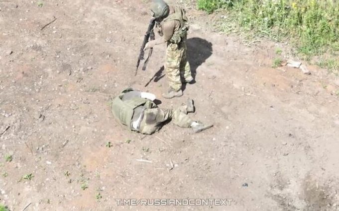 Окупант застрелив пораненого товариша на Запоріжжі. ВIДЕО Окупант-застрелив-пораненого-товариша-на-Запоріжжі.-ВiДЕО