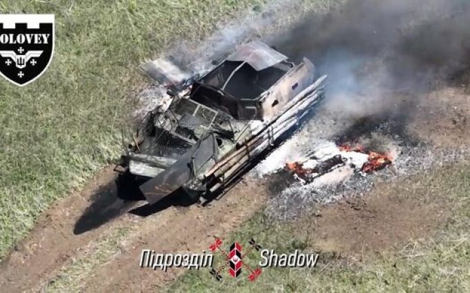 Українські захисники знищили ворожу БМП-1 після того, як вона підірвалася на міні. ВIДЕО Українські-захисники-знищили-ворожу-БМП-1-після-того,-як-вона-підірвалася-на-міні.-ВiДЕО