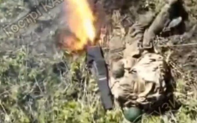 Російська антидронова рушниця горить після атаки українського дрона. ВIДЕО Російська-антидронова-рушниця-горить-після-атаки-українського-дрона.-ВiДЕО