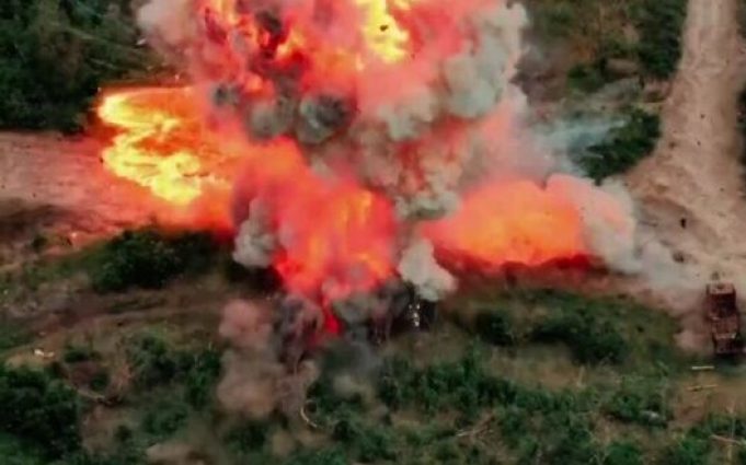 Ворожа БМП-3 з “мангалом” вибухає після атаки дрона-камікадзе. ВIДЕО Ворожа-БМП-3-з-“мангалом”-вибухає-після-атаки-дрона-камікадзе.-ВiДЕО