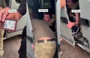 Поліцейський та двоє військових силою “бусифікують” чоловіка у Львові: “Що ви з ним робите?! Ногу... Поліцейський-та-двоє-військових-силою-“бусифікують”-чоловіка-у-Львові:-“Що-ви-з-ним-робите?!-Ногу.