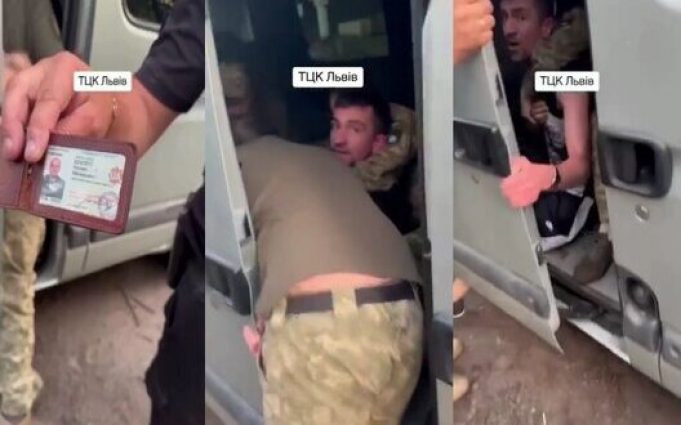 Поліцейський та двоє військових силою “бусифікують” чоловіка у Львові: “Що ви з ним робите?! Ногу... Поліцейський-та-двоє-військових-силою-“бусифікують”-чоловіка-у-Львові:-“Що-ви-з-ним-робите?!-Ногу.