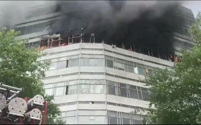 Поблизу Москви горить НДІ “Платан”, у якому проводять дослідження для російської оборонки. ВIДЕО Поблизу-Москви-горить-НДІ-“Платан”,-у-якому-проводять-дослідження-для-російської-оборонки.-ВiДЕО