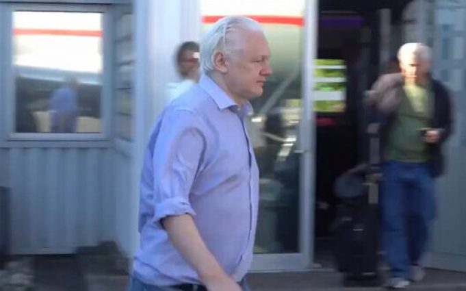 Засновника WikiLeaks Ассанжа випустили із в’язниці. ВIДЕО Засновника-wikileaks-Ассанжа-випустили-із-в’язниці.-ВiДЕО