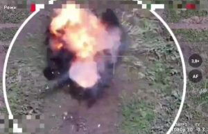 Дрон-камікадзе ліквідував окупанта, який марно прикидався мертвим. ВIДЕО Дрон-камікадзе-ліквідував-окупанта,-який-марно-прикидався-мертвим.-ВiДЕО