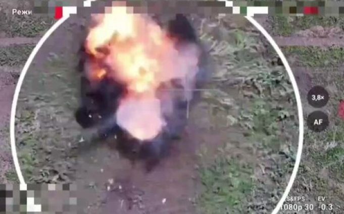 Дрон-камікадзе ліквідував окупанта, який марно прикидався мертвим. ВIДЕО Дрон-камікадзе-ліквідував-окупанта,-який-марно-прикидався-мертвим.-ВiДЕО