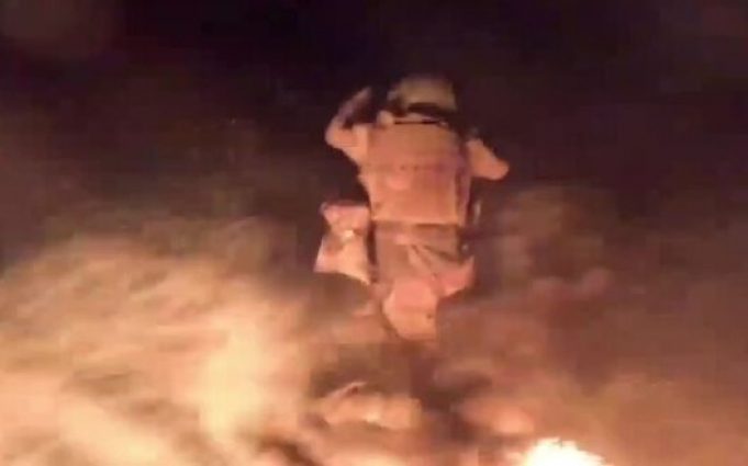 Уцілілі окупанти вистрибують з човна у воду після удару дрона. ВIДЕО Уцілілі-окупанти-вистрибують-з-човна-у-воду-після-удару-дрона.-ВiДЕО
