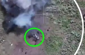Окупанта відкинуло вибухом на кілька метрів після удару дрона-камікадзе. ВIДЕО Окупанта-відкинуло-вибухом-на-кілька-метрів-після-удару-дрона-камікадзе.-ВiДЕО