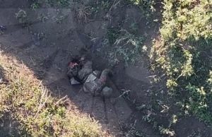 Окупант з відірваними ногами подихає у канаві. ВIДЕО 18+ Окупант-з-відірваними-ногами-подихає-у-канаві.-ВiДЕО-18+