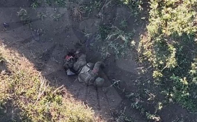 Окупант з відірваними ногами подихає у канаві. ВIДЕО 18+ Окупант-з-відірваними-ногами-подихає-у-канаві.-ВiДЕО-18+