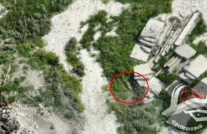 Окупант за мить до ліквідації намагається палицею збити дрон-камікадзе. ВIДЕО Окупант-за-мить-до-ліквідації-намагається-палицею-збити-дрон-камікадзе.-ВiДЕО