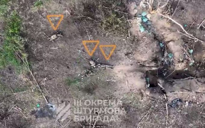 Бійці 3-ї ОШБр скидами з дронів знищують окупантів, які вдавали мертвих. ВIДЕО Бійці-3-ї-ОШБр-скидами-з-дронів-знищують-окупантів,-які-вдавали-мертвих.-ВiДЕО