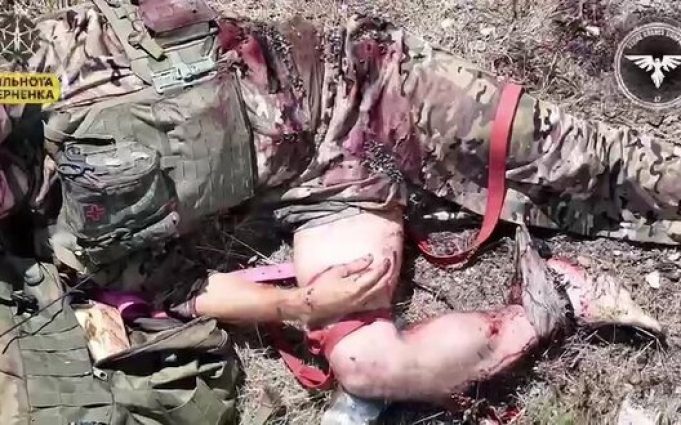 Пораненого окупанта, покинутого поплічниками, обліпили мухи. ВIДЕО 18+ Пораненого-окупанта,-покинутого-поплічниками,-обліпили-мухи.-ВiДЕО-18+