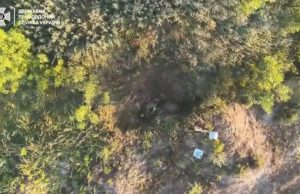 Прикордонники FPV-дронами знищують техніку та піхоту окупантів на Бахмутському напрямку. ВIДЕО Прикордонники-fpv-дронами-знищують-техніку-та-піхоту-окупантів-на-Бахмутському-напрямку.-ВiДЕО